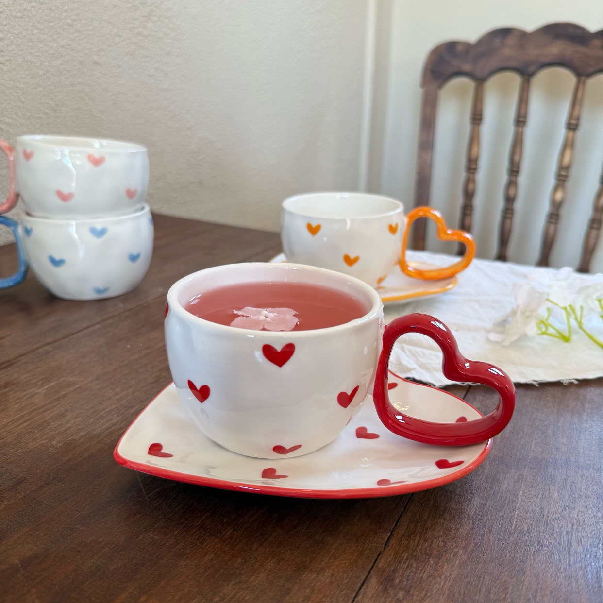 Tasse à anse en forme de cœur rouge 280 ml avec soucoupe cœur