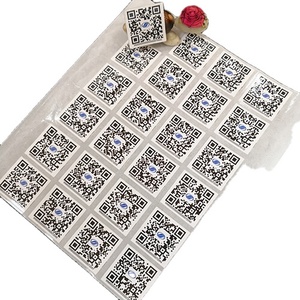 Código QR que ejecuta etiquetas de número de serie Etiquetas de código de barras de número de serie variable personalizadas Pegatinas exteriores impermeables a prueba de aceite