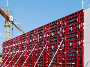 Set di impalcature con struttura in acciaio in stile industriale con asse da passerella con telaio principale