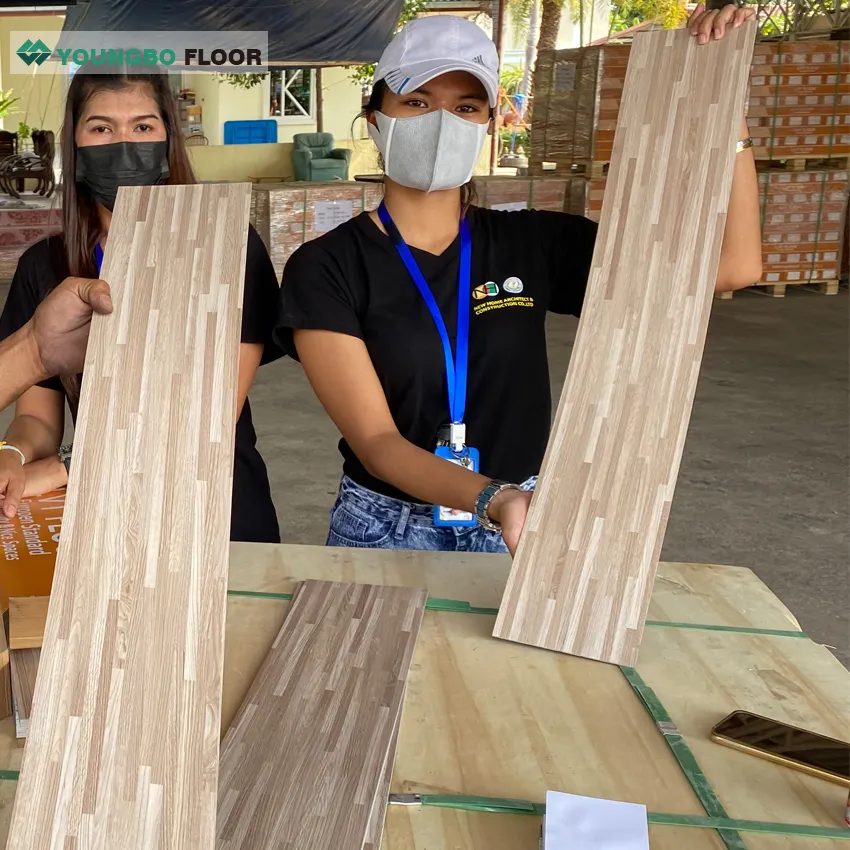 Prix de gros d'usine Revêtement de sol en vinyle auto-adhésif imperméable à sec pour pose libre Revêtement de sol en pvc