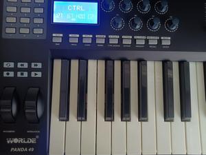PANDA49 (Controlador MIDI) Sintetizador Plastic Music PANDAMINIc (Controlador MIDI)
