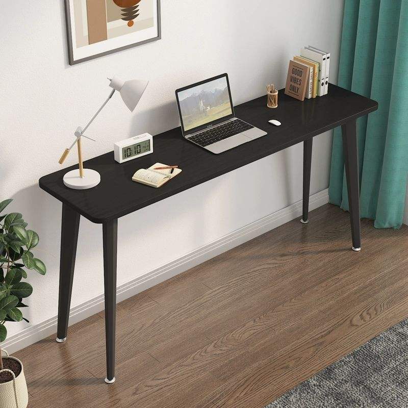 Cara negra, marco negro, piernas arqueadas.