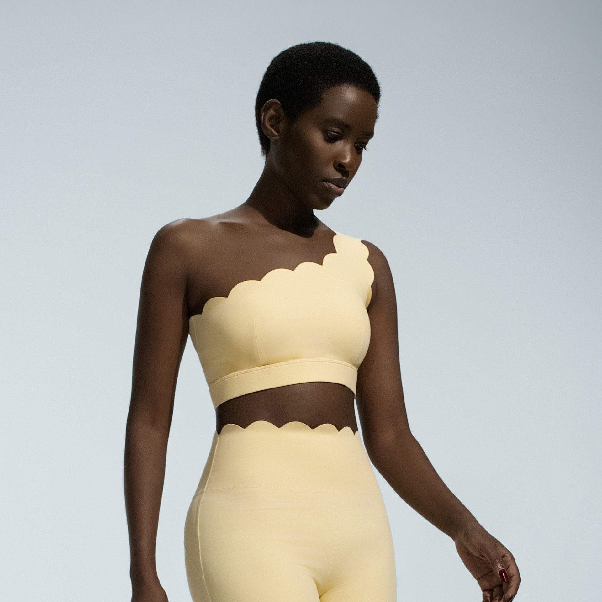 Top amarillo cremoso