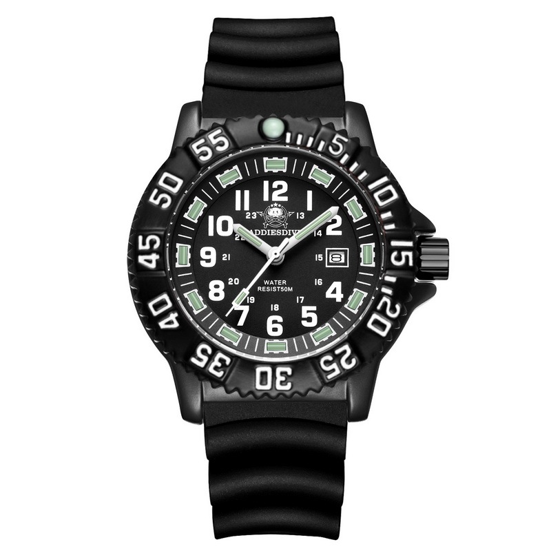 Cadran noir, bracelet en caoutchouc noir, index blancs.