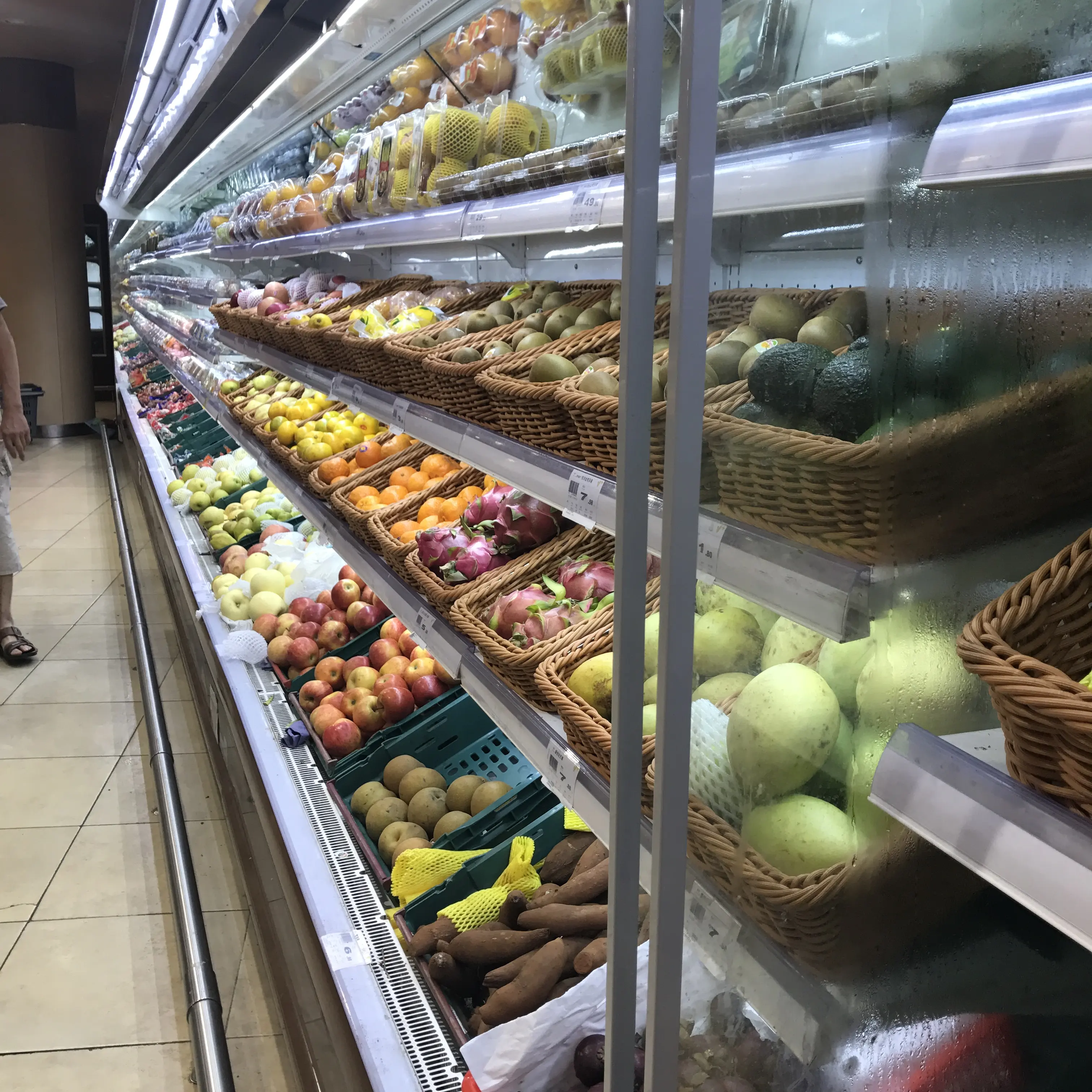 Frigorifero commerciale per frutta e verdura aperto bevanda fredda display chiller in un supermercato per la vendita