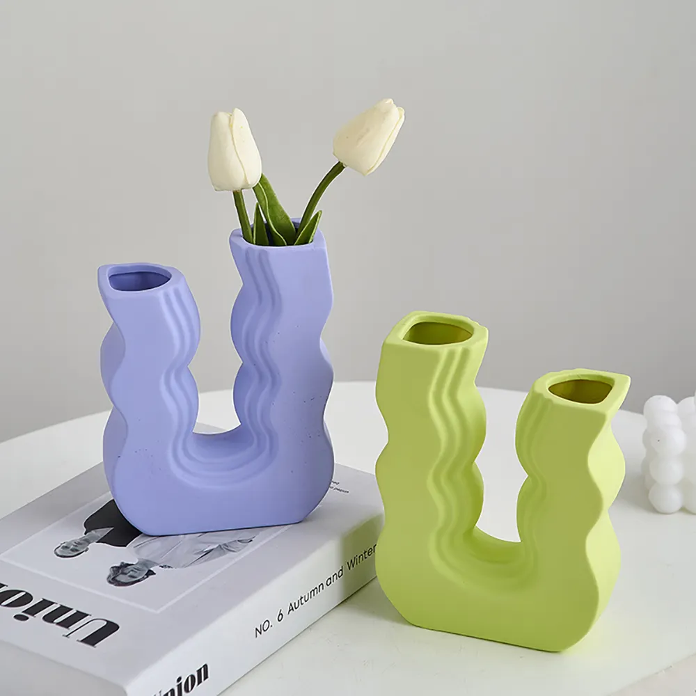 Nuevo diseño de Decoración de mesa a rayas en forma de U mate nórdico hecho a mano cerámica arcilla florero Floral