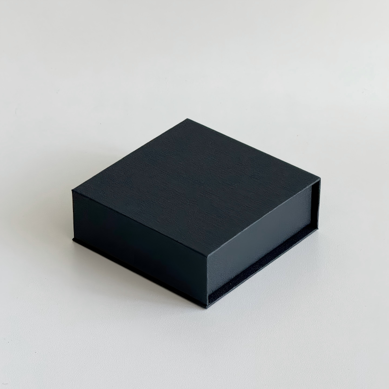 Caja negra con tapa abatible