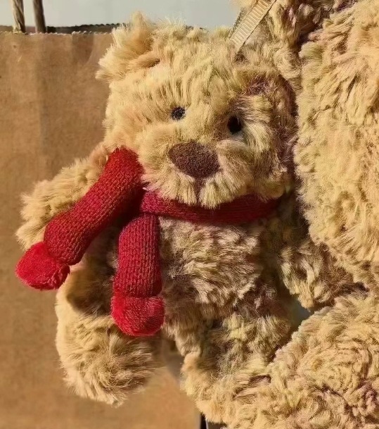 Límite navideño, colgante de oso bufanda.