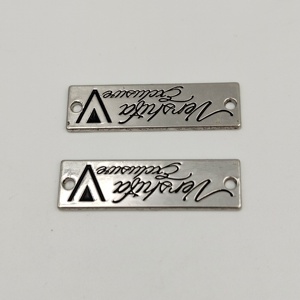 メタルエンボス加工金属ラベルタグ無料サンプルカスタムファッションデザイン彫刻ブランド名