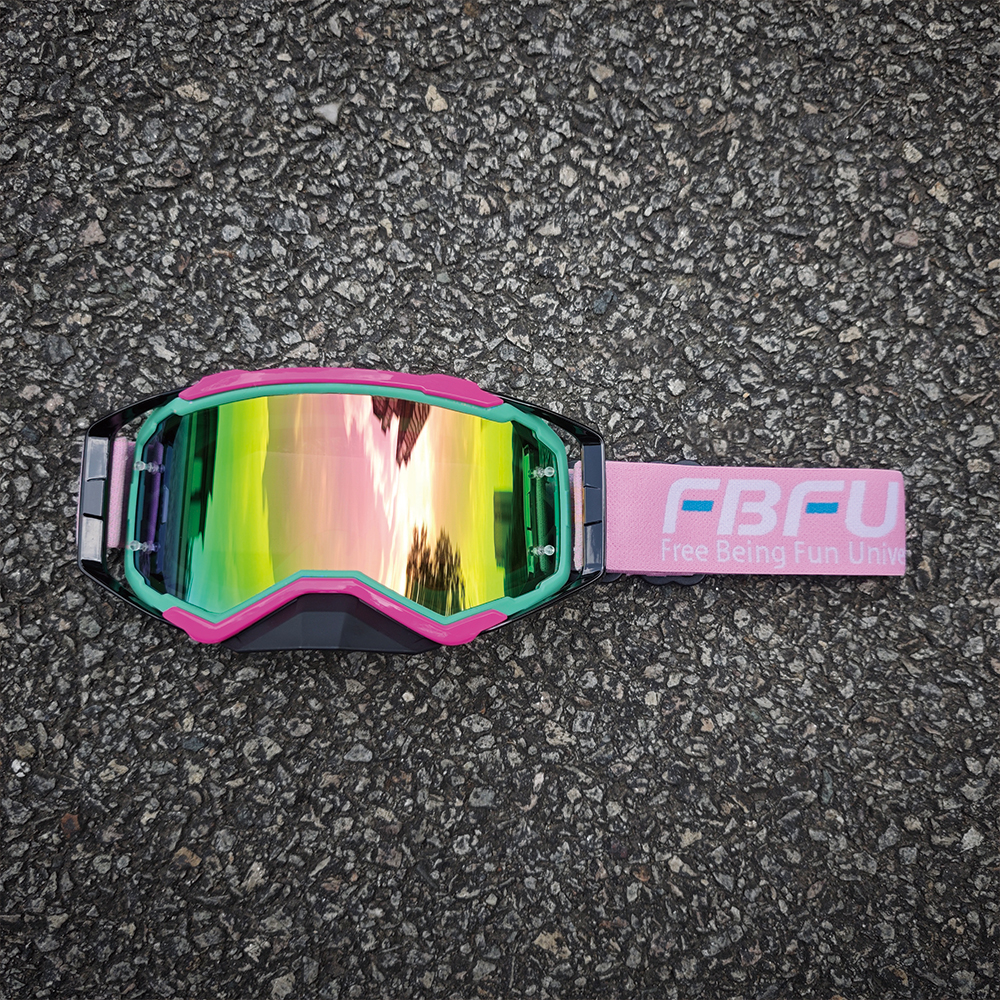 Lunettes roses à monture verte et rose.