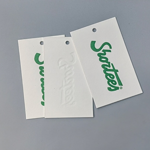 Etiqueta de papel de cuerda impresa para ropa de plástico ecológica de lujo personalizada, etiquetas colgantes de precio en relieve para trajes - Product Image 1