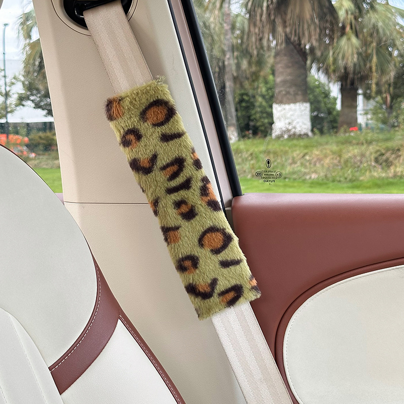 Hombreras de piel de conejo verde con estampado de leopardo.