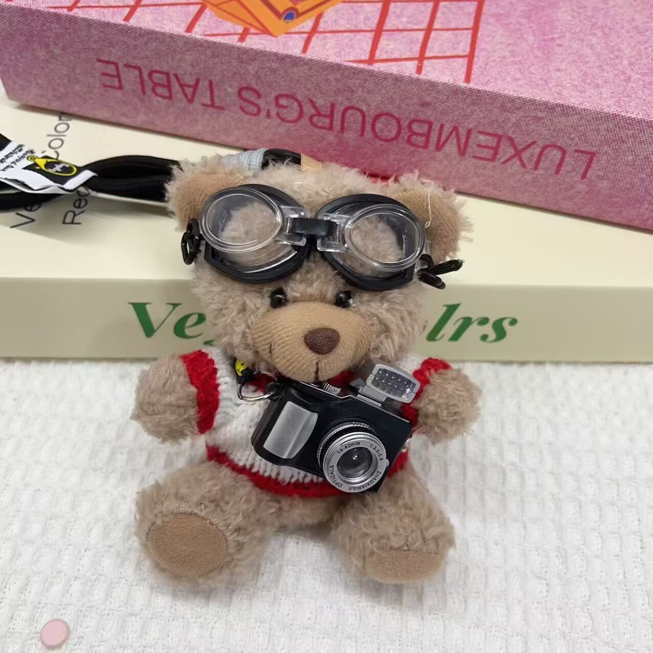 Red and white handover sweater-camera brown bear