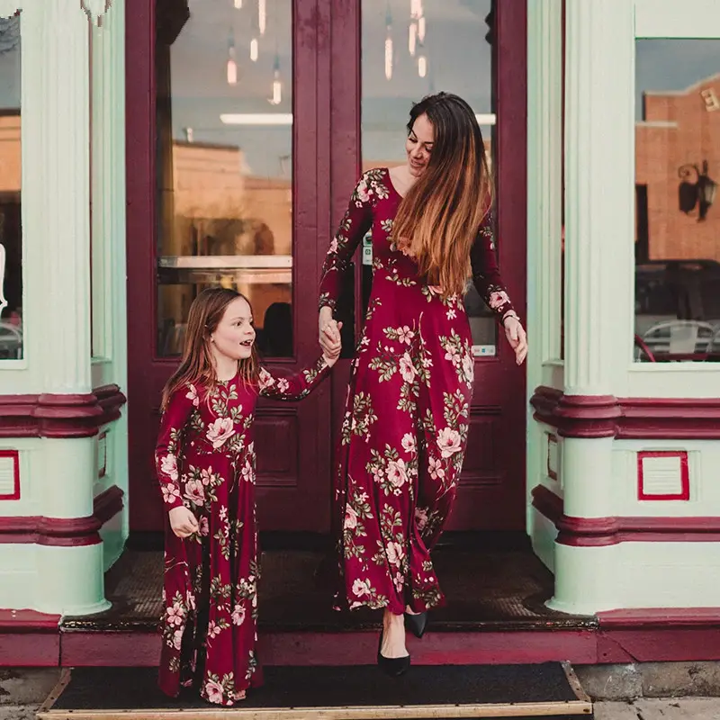 Sommer Mutter und Tochter Kleid Familie passende Kleidung Wein Blumen gedruckt Mama und ich Langes Kleid für Mutter Tochter Kleidung