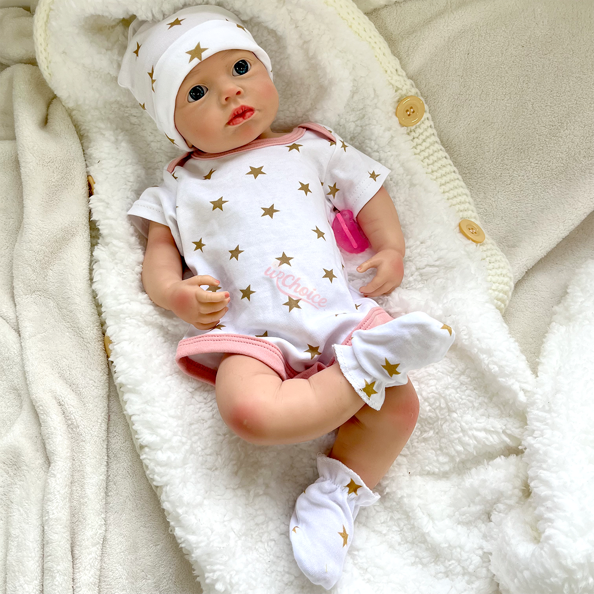 Niña pintada, ojos abiertos.