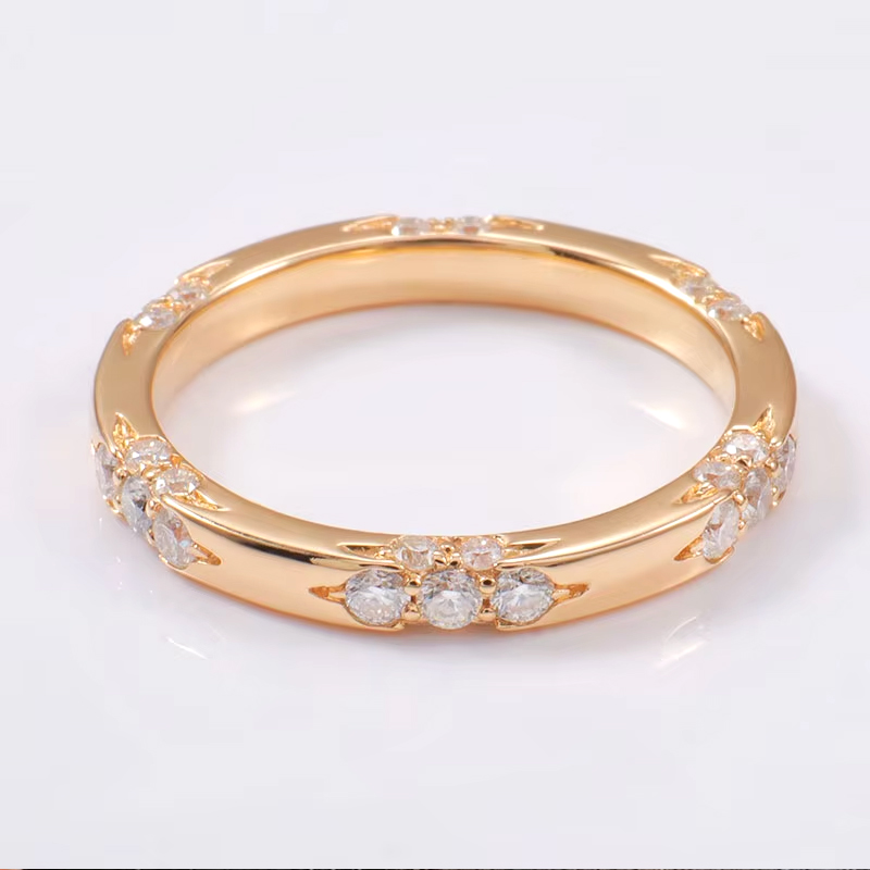 Anillo de oro macizo de 14 quilates con moissanita y diamantes.