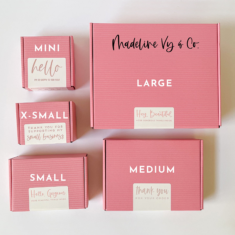 Boîte d’expédition avec impression rose