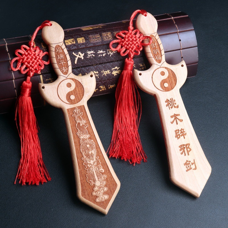 Épée en bois de pêcher porte-bonheur et prospérité.