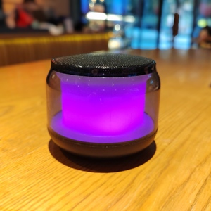 <span class=keywords><strong>2025</strong></span> Novo Estilo Portátil RGB LED Luz Mini Sem Fio USB TF Aux Alto-falantes Moda Alto Controle de Som para Computador Home Theatre