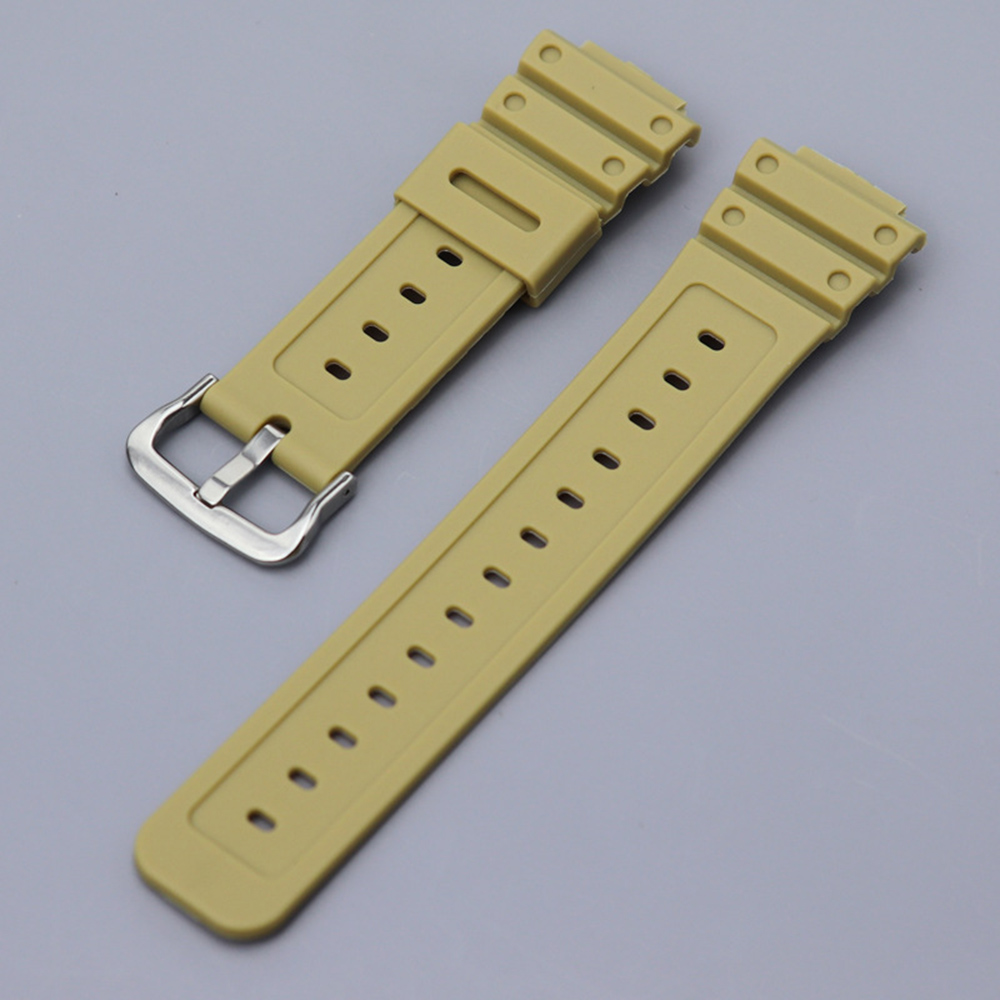 Beige con hebilla plateada.