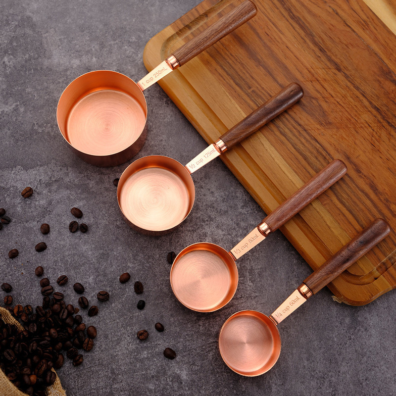 tasse à mesurer en noyer