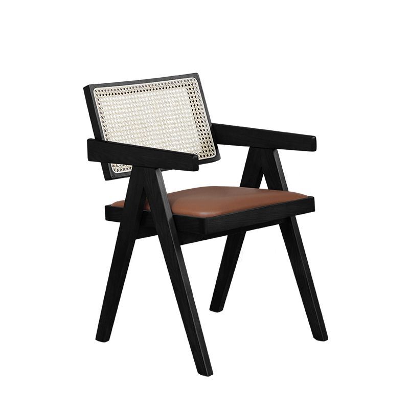 Negro con asiento marrón.
