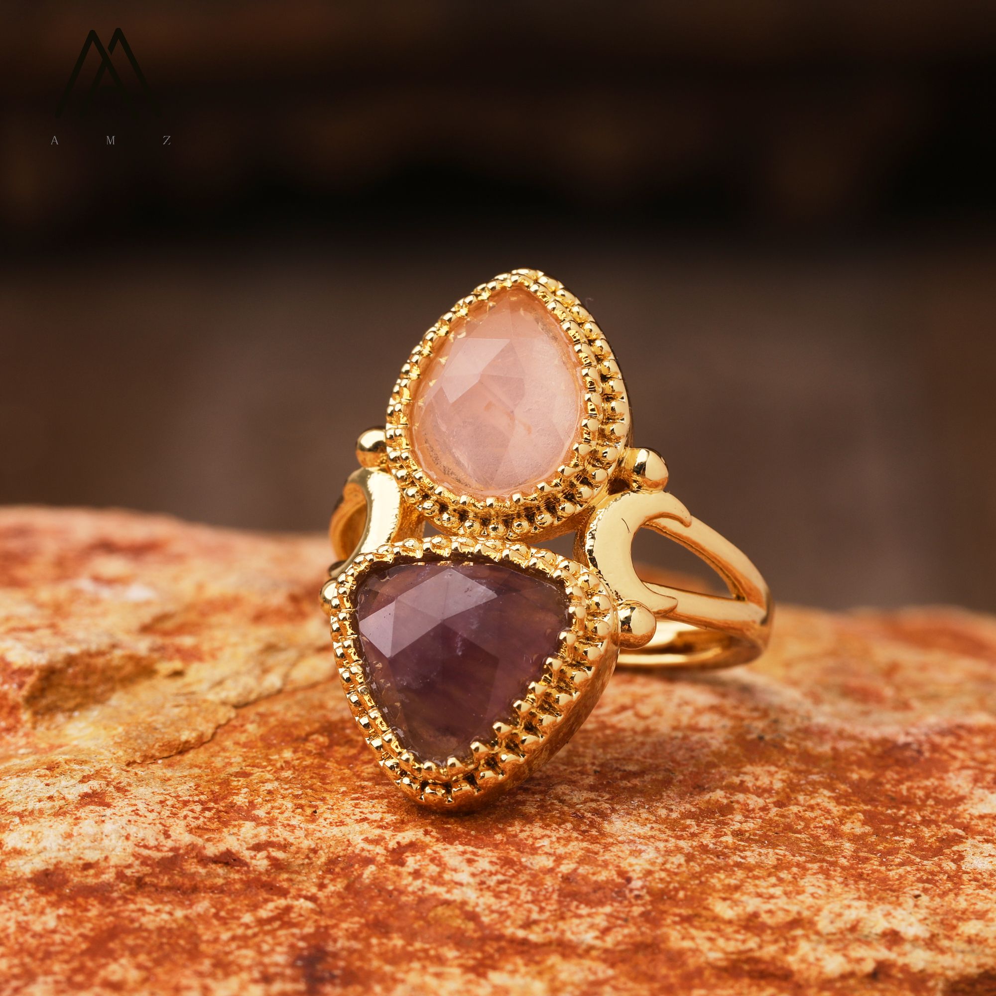 Anillo de oro con cuarzo rosa