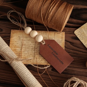Etiqueta de ropa directa de fábrica Logotipo de marca Cuerda de cera Impreso Etiqueta colgante Impermeable Cuenta de madera Etiqueta colgante de polipiel para pantalones vaqueros - Product Image 1