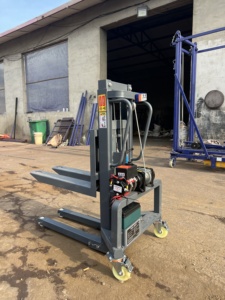 Mini-Paletten lade maschine mit einer Tragfähigkeit von 300kg und einer Höhe von 1,2 m 1,6 m abnehmbarer LKW-Gabelstapler - Product Image 2