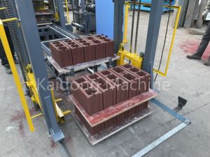 KAIDONG-máquina de pavimento de bloques de hormigón hueco hidráulico, máquina de pavimentación de bloques de enclavamiento totalmente automática, QT4-15C - Product Image 2