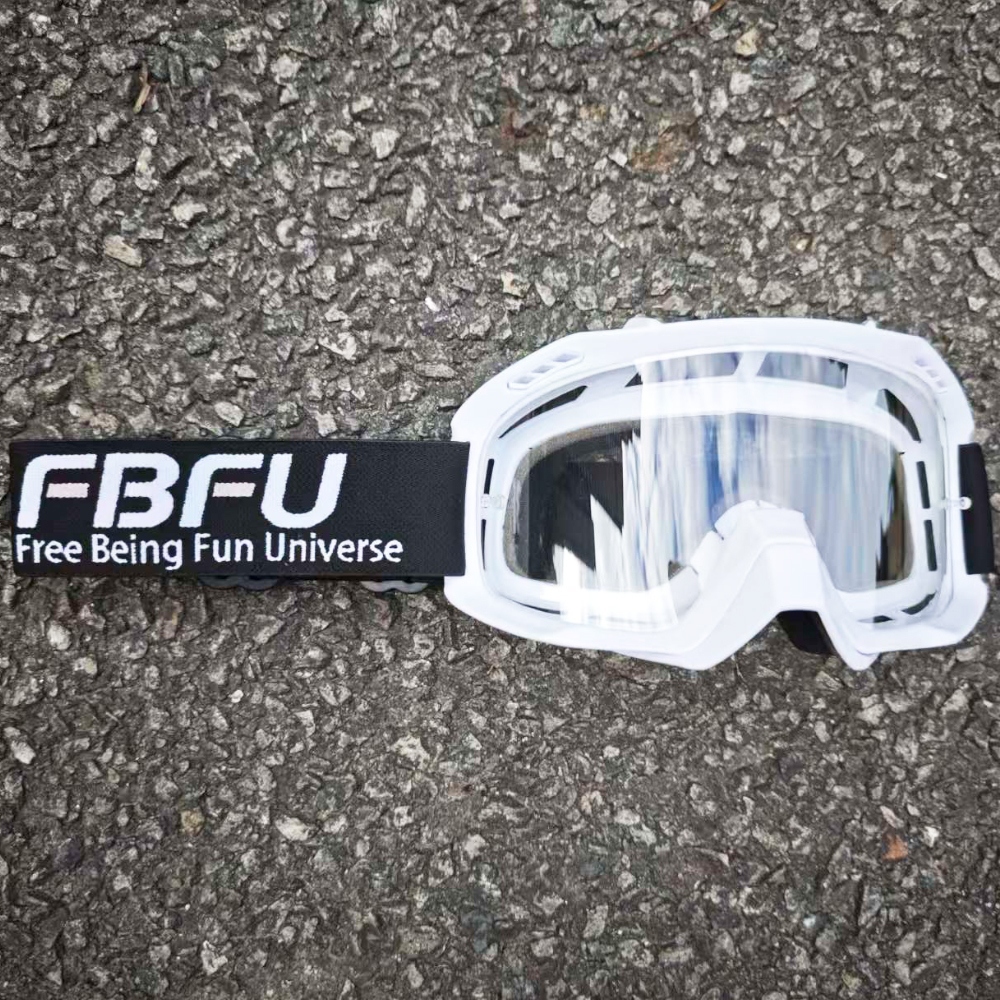 Gafas transparentes con montura blanca.