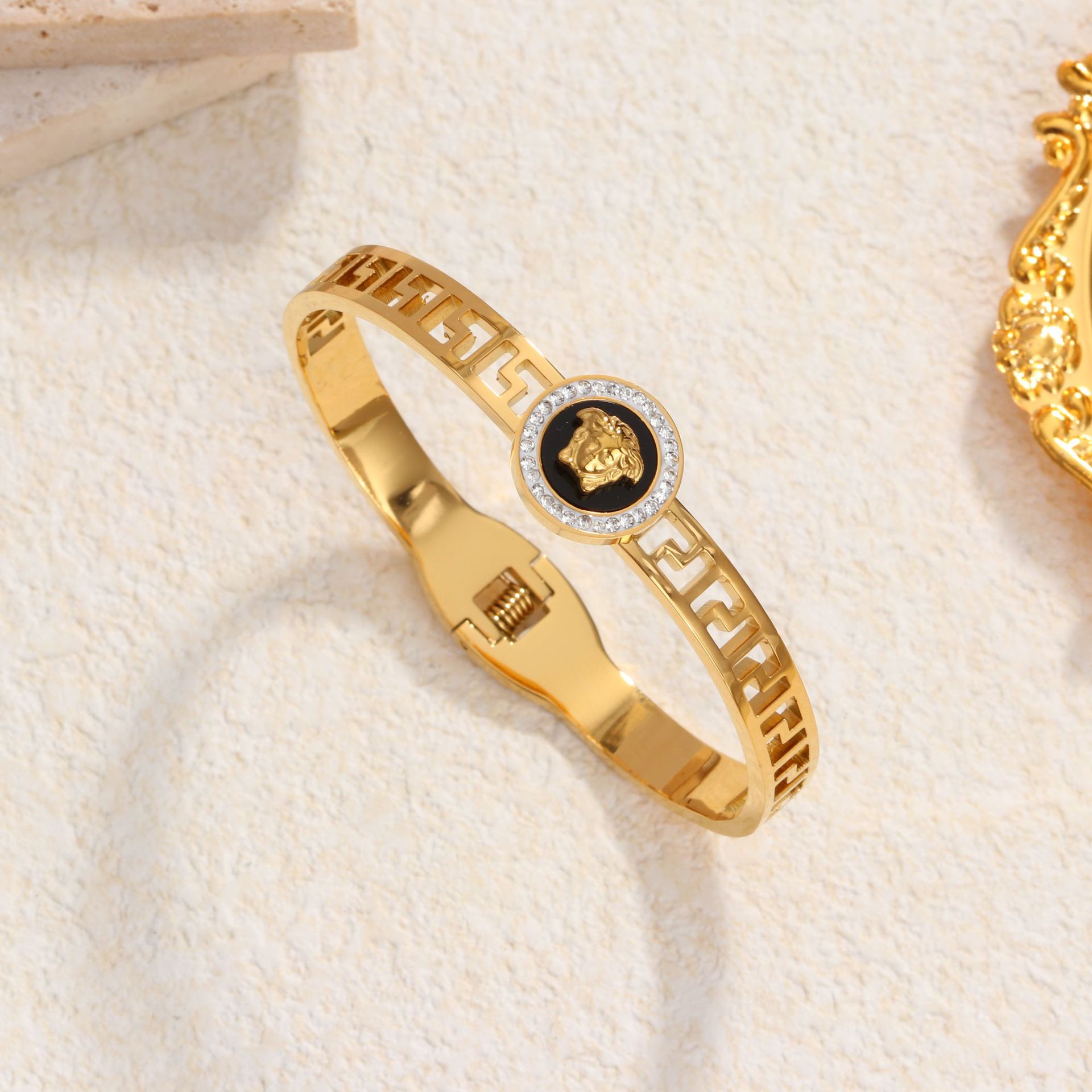 Hollow beauty gold