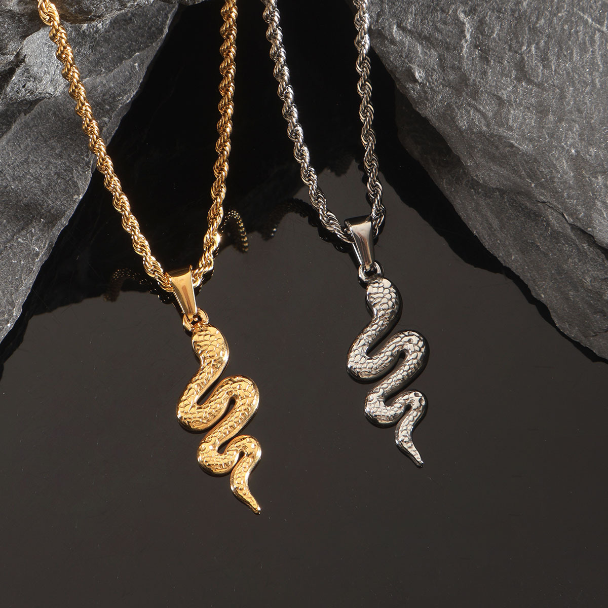 Pendentif serpent avec chaîne en corde