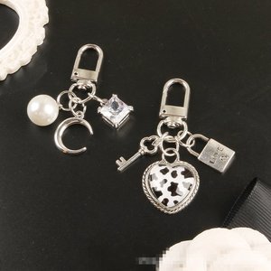 Mengda Novo em forma de coração pérola chaveiro simples e personalizado chave bloqueio lua metal pingente casal saco pacote decoração