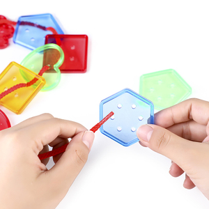 I bottoni di plastica colorati modellano le perline di infilatura della stringa forme di apprendimento Montessori giocattoli di allacciatura per i bambini dell'autismo - Product Image 6