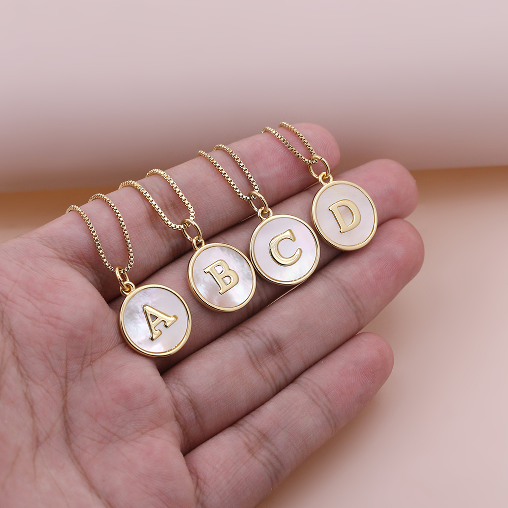 Collana con pendente bianco a forma di P