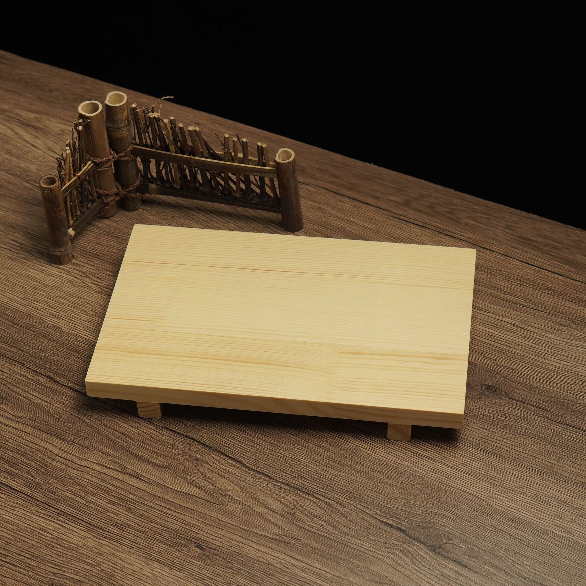 Planche de bois brut de taille moyenne, 24 x 15 cm.