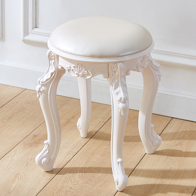 Tabouret rond sculpté et non peint, hauteur 43 cm