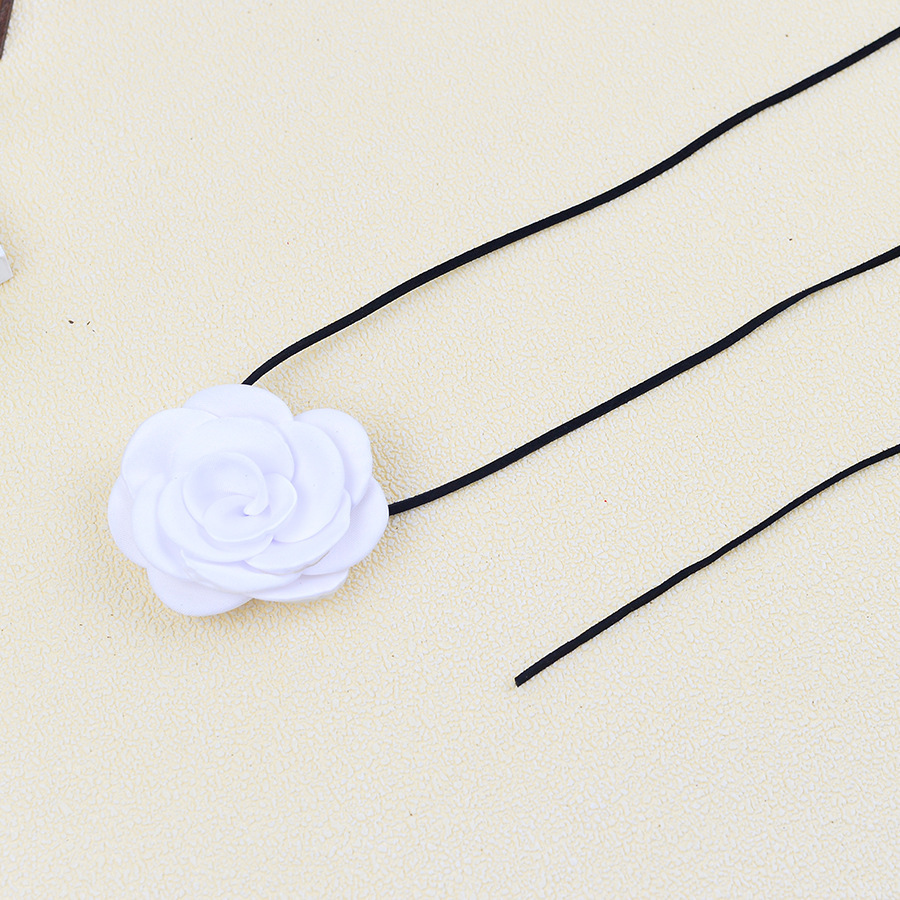 Collar de flores blancas