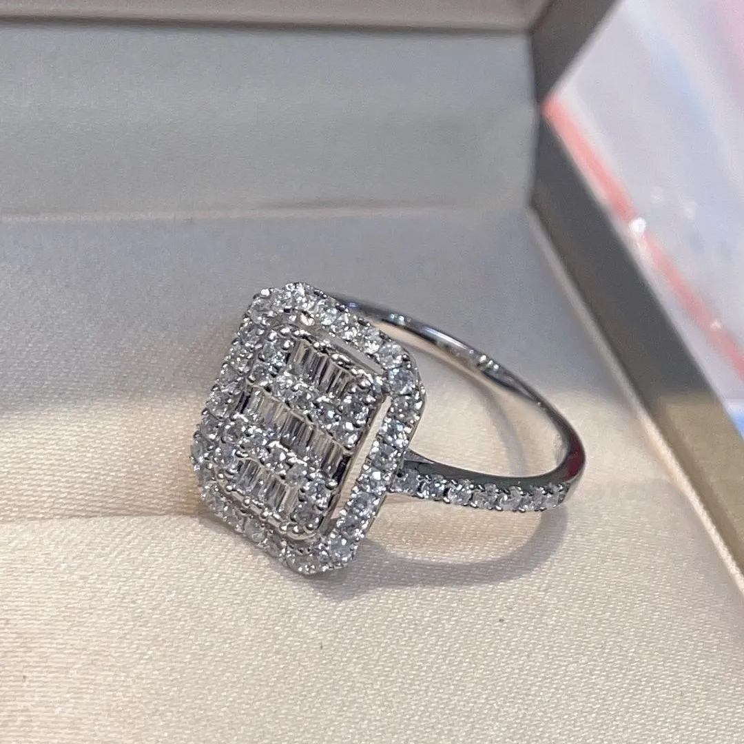 Anello di fidanzamento con grandi diamanti Baguette di forma quadrata e diamanti rotondi incastonati a mano con oro 18 carati