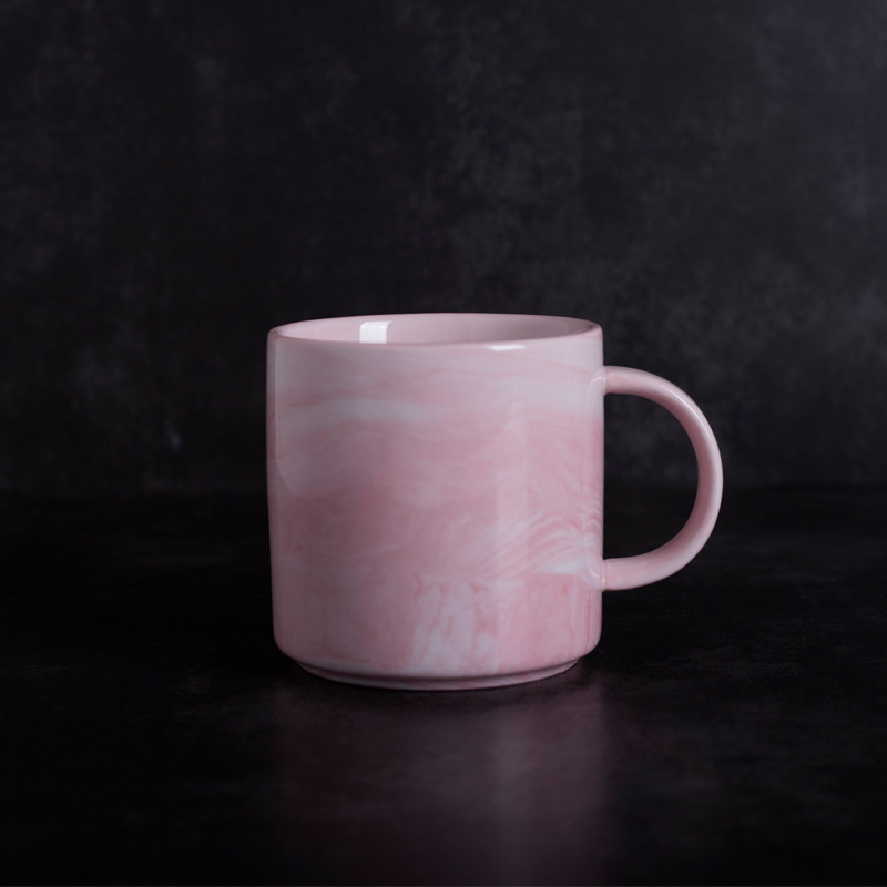 Verre à pied rouge marbré