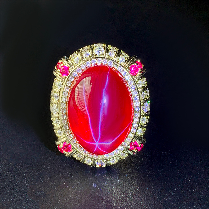 Anillo de luz con estrella de seis puntas de corindón rojo dorado