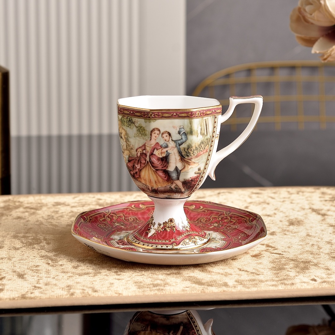 Tasse et soucoupe rouges