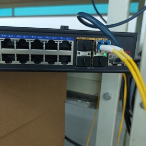 48ポートSFPスイッチギガビットL3管理イーサネットPOEスイッチ48*10/100/1000M 4*10G SFP + ポートデータセンター用