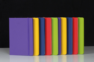 Venta al por mayor de fábrica con logotipo personalizado diario negro A5 cuaderno forrado escuela PU diario de cuero cuaderno con banda elástica - Product Image 6