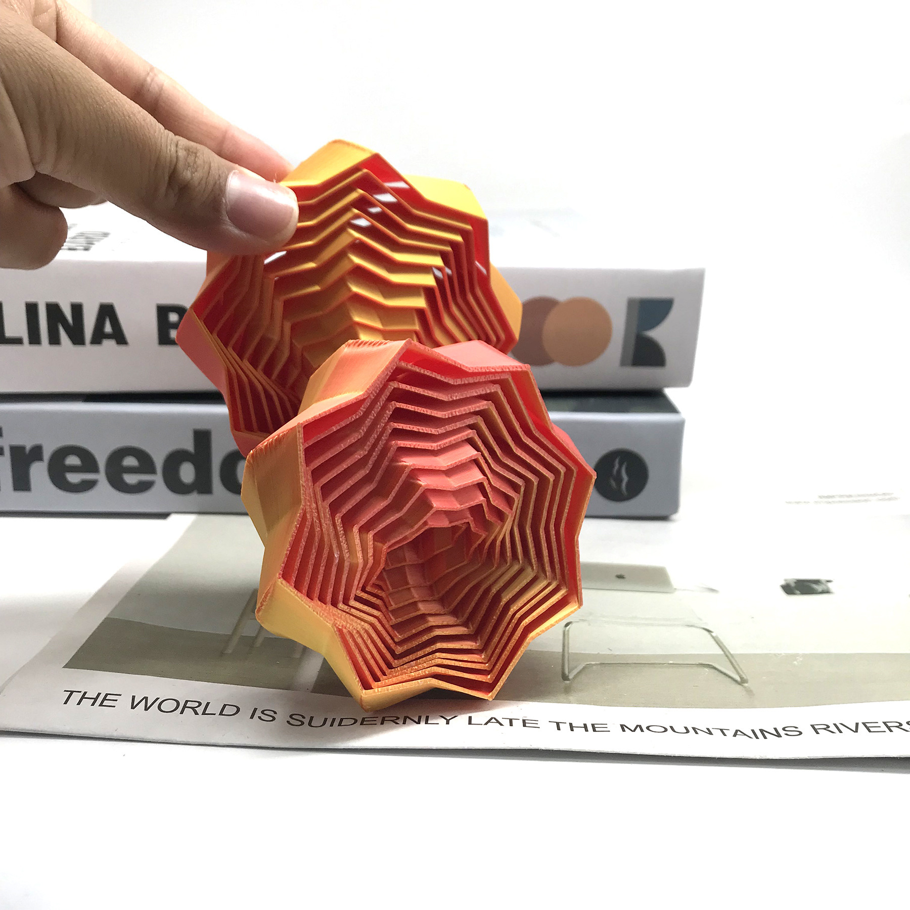 Torre de tornillo de doble capa, degradado naranja a rojo.