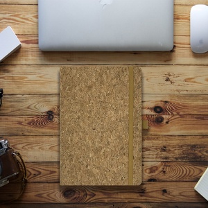 Cuaderno de corcho ecológico con carga inalámbrica y banda elástica reciclada con logotipo personalizado A5 - Product Image 3