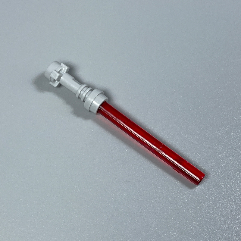 Sabre laser rouge, poignée gris clair.