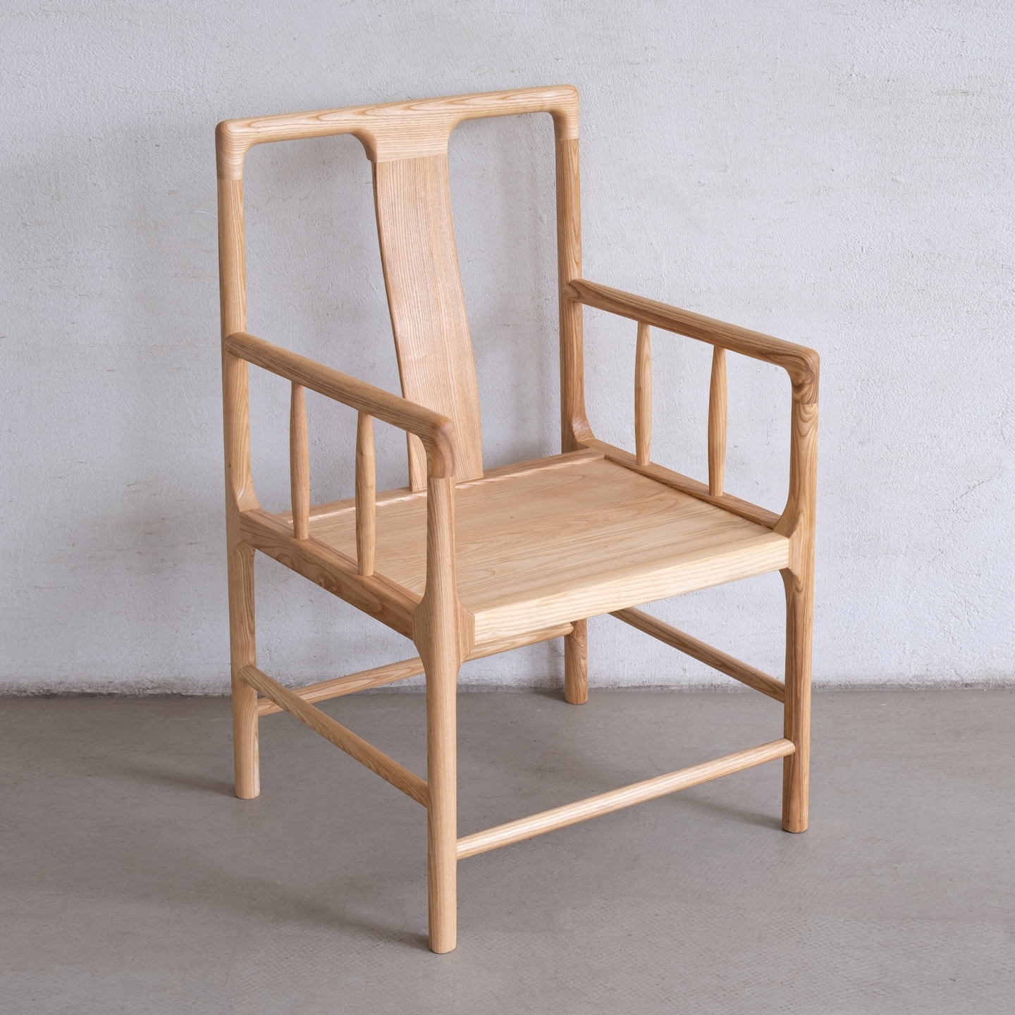 Veuillez noter la couleur de la chaise à dossier haut en bois massif ciré blanc