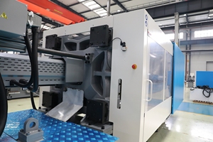 Ready Stock 550 Ton Servo Motor <strong>Plastic</strong> <strong>Injection</strong> Molding <strong>Machine</strong> 870 X 820 mm <strong>Tie</strong> <strong>Bar</strong>